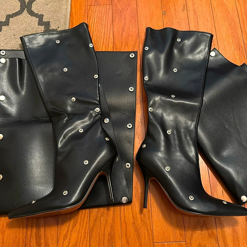 Appliqué black boots